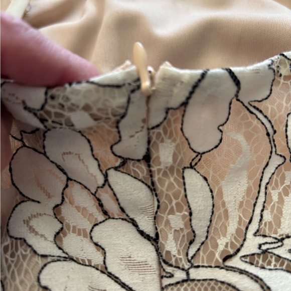 Aakaa Women’s Elegant Floral Lace Tan and Cream  Backless Dress size Small - Picture 10 of 15